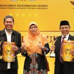 H. Hidayatullah, SE, Terima Award Anggota DPR RI Berkinerja Baik.